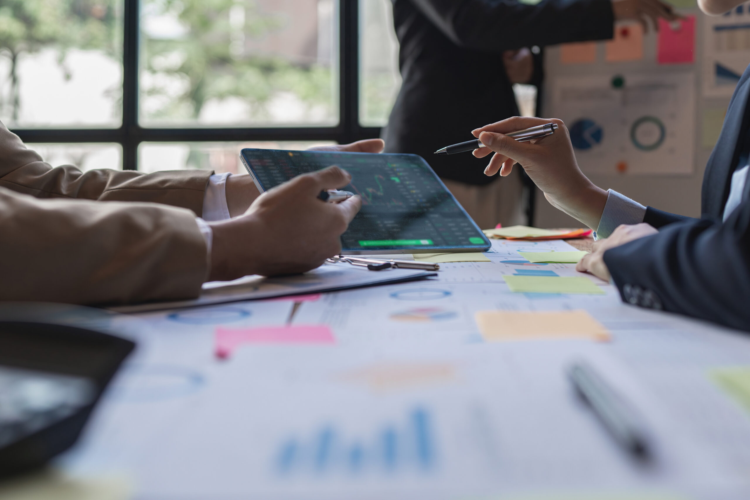 Fund managers team consultation and discuss about analysis Inves